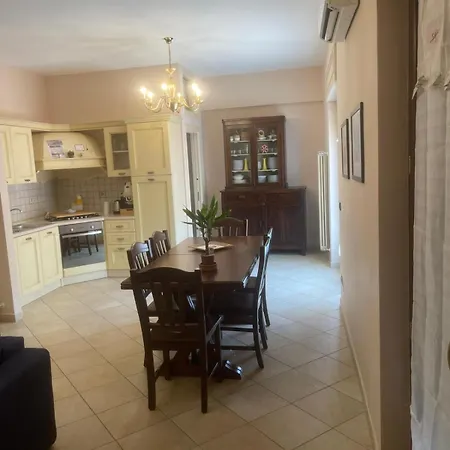 아파트 Central Apartment 카스텔라마레디스타비아